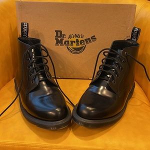 Women’s Dr. Martens Boots - New/Great condition